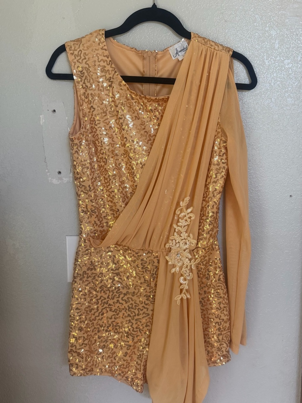Elegant Gold Sequin One-Shoulder Dress
